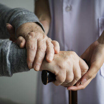 7 sygnałów, że senior nie powinien już mieszkać sam – sprawdź, zanim będzie za późno kiedy senior potrzebuje opieki