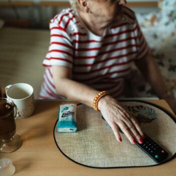 Dlaczego kontakt z rodziną jest tak ważny dla seniora? kontakt z rodziną senior